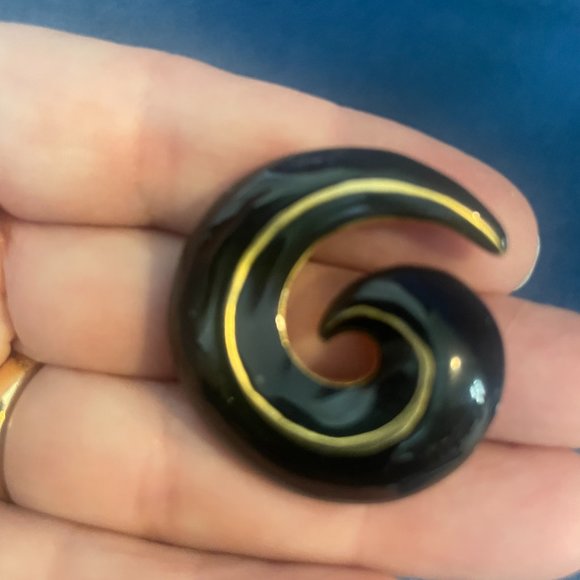 Kenneth Jay Lane Black Enamel Swirl Clip-on Earrings - Picture 8 of 8